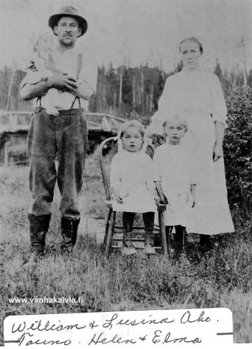 Kalle Viljam Antinahon ja Emma Passojan perhe
Kalle Viljam Antinaho (18.08.1886-31.03.1927, Pikkukangas 4) ja Emma Lucina Passoja (25.06.1891-22.10.1981, Passoja 30) menivät naimisiin vuonna 1911 ja muuttivat Kannukseen, josta lähtivät Amerikkaan. Asuinpaikka ja oma farmi löytyivät Minnesotasta. Heille syntyi kuusi lasta: Elma, Helen, Tauno, Toivo, Edna ja Elsie. Sukunimi lyheni Amerikassa muotoon Aho. Kalle Viljam Aho menehtyi vuonna 1927 leikkaukseen. 
Keywords: Aho Antinaho Passoja Kannus Minnesota USA 