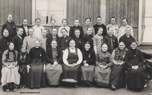 Äitienpäivät Vuolteella 1923
Lilja Kangas näyttäisi olevan toisessa rivissä toinen oikealta (Kangas 32). Muita henkilöitä ei ole vielä tunnistettu. Jos kuvassa on tuttuja,  lähettäisitkö viestin osoitteeseen outi.jarvi (at) gmail.com. Kiitos avustasi!
