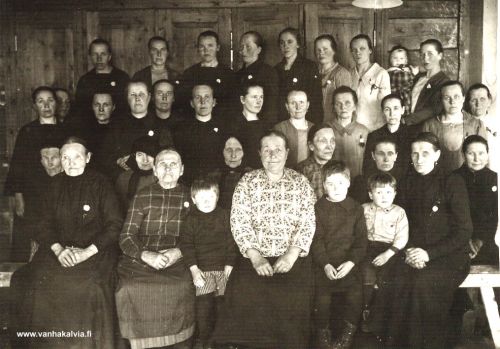 Äitienpäivät Vuolteella 1926
Juhlat pidettiin Vuolteen uudella koululla. Ylärivissä 4. vas. Lilja Kangas (s. Vuolle, s. 1896, Kangas 32). Ylärivin oikeassa reunassa seisova nainen, jolla on lapsi sylissään, on Fanny Hautala (os. Pajala, Paasila 3). Muut äidit vielä tunnistamatta. Jos kuvassa on tuttuja,  lähettäisitkö viestin osoitteeseen outi.jarvi (at) gmail.com. Kiitos avustasi!

Keywords: Kangas Vuolle Hautala Pajala
