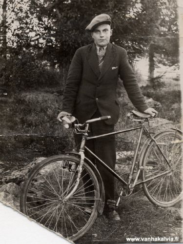 Aimo Pirkola
Pyöränsä kanssa liikkeellä on Aimo Vilhard Pirkola (s. 1917, Pirkola 24). Kuvannut Jukka Hakala.
Keywords: Pirkola Hakala 