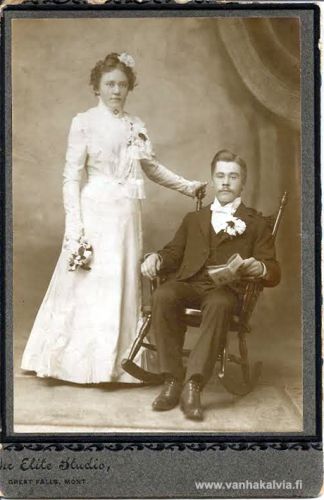 Alfred Rytilampi - Lampe ja Ida Johanna Mehtälä 
Alfred Rytilampi (Rytilampi 1) lähti Amerikkaan vuonna 1893 ja avioitui 22.9.1900 Iida Johanna Heikintytär Mehtälän kanssa. Ida Johanna oli kotoisin Nivalasta. Pariskunnalle syntyi kolme lasta, Wayne, Aileen ja Elmer eli Luke. Perhe käytti sukunimeä Lampe. Asuinpaikka oli Belt, Montana, USA.
Keywords: Rytilampi Lampe Mehtälä Nivala Belt Montana USA