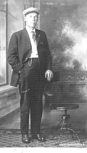 Alfred Järvi Amerikassa
Alfred Järvi (1886-1947) lähti Amerikkaan vuonna 1913. Hän asui Astoriassa, Oregonissa. (Järvi 23)
Keywords: Järvi Astoria Oregon USA