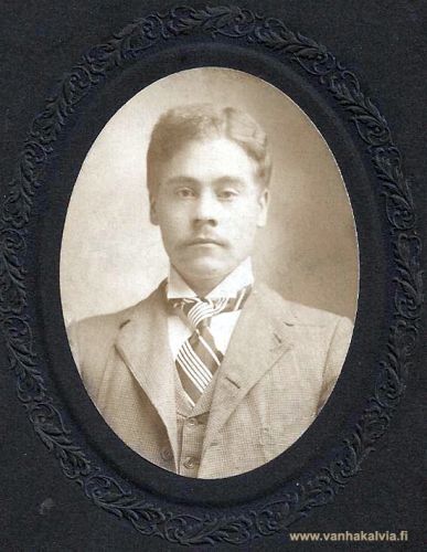 Alfred Rytilampi - Alfred Lampe
Rytilammen (Rytilampi 1) perheessä oli yhdeksän lasta. Heistä kahdeksan varttui aikuisiksi ja näistä seitsemän lähti siirtolaiseksi Yhdysvaltoihin. Kuvassa on Alfred Matinpoika Rytilampi (2.6.1874, Kälviä - 16.2.1913, Montana, USA). Alfred sai passin keväällä 1893 ja lähti. Hän avioitui 22.9.1900 Iida Johanna Heikintytär Mehtälän kanssa. Paikkakunta oli Belt, Montana. Iida Johanna Mehtälä oli syntynyt 22.1.1880 Nivalassa. Hän kuoli 8.4.1965, paikkakunta Butte, Montana, USA. 
Alfredille ja Ida Johannalle syntyi kolme lasta, Wayne, Aileen ja Elmer eli Luke.
Keywords: Rytilampi Lampe Mehtälä Nivala Belt Butte Montana USA