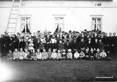 Alina Porkolan hautajaiset 1925
Kuvan taakse on kirjoitettu: Muisto Alina Porkolan hautajaisista 31.5.1925. Johanna Alina Porkola oli syntynyt 18.11.1885 ja kuoli 16.5.1925 (Porkola 24). Alarivissä 7. oikealta Elsa Roimela (s. 1913, o.s. Mäkelä, Mäkelä 33) ja alarivin keskellä 10. oikealta Ilse Nurila (s. 1917, Nurila 28). Toinen rivi alhaalta päin, hattupäinen mies 5. oikealta Otto Nurila (1886-1940, Nurila 28) ja huivipäinen nainen 9. oikealta Brita Kaisa Mäkelä (1839-1935, Mäkelä 19). Samassa rivissä vasemmalta kolmas aikuinen, hattupäinen mies Jukka Mäkelä (1883-1969, Mäkelä 35) ja keskimmäisen ikkunan kohdalla vasemmanpuoleinen nainen Alma Mäkelä (1899-1967, Mäkelä 35). Alman vieressä oikealla Viivi Sillanpää (s. 1909, o.s. Mäkelä, Mäkelä 33) Jos tunnistat hautajaisväkeä, lähettäisitkö tietoja Vanhan Kälviän sähköpostiin. Kiitos avustasi!
Keywords: Porkola