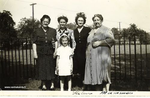 Alma Örnroth (Kotkajuuri) Smith Amerikassa
Alma Augusta Örnroth (5.2.1875-3.8. 1952, Yritys 4) on kuvassa oikealla. Alma lähti Amerikkaan Kokkolasta elokuussa 1898 ja asettui New Yorkiin. Siellä hän avioitui Rautalammilta kotoisin olevan Theodor Robert Sihvosen kanssa ja tytär Helen Alexima syntyi 1.10.1902. Amerikassa sukunimi Sihvonen muutettiin muotoon Smith. Ennen lähtöään Alma sai Kokkolassa pojan, Edvard Adielin (1895-1933, Yritys 7). "Aati" varttui Alman vanhempien hoivissa Kälviällä. Alman tytär Helen on kuvassa hänen vieressään toisena oikealta. Muut henkilöt ovat tuntemattomia. Helenin puoliso oli James Donahue, joka oli töissä tiettävästi New Yorkissa Brooklynissä laivatelakalla. Heidän poikansa Robert ja James Jr. olivat syntyneet 1924 ja 1926.


Keywords: Örnroth Kotkajuuri NewYork USA Sihvonen Smith Rautalampi Donahue