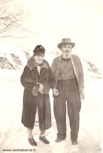 Amanda ja Israel Moilanen
Moilasen pariskunta kuvattuna vanhemmilla päivillään. Ritarin Amanda (1861-1950, Penttilä 23) lähti Amerikkaan 23-vuotiaana vuonna 1884 ja avioitui pian suomalaissyntyisen Eric Ericksonin kanssa. Avioliitto oli lapseton. Leskeksi jäätyään hän meni toisiin naimisiin Israel Moilasen kanssa. Kuva on otettu kylmänä talvipäivänä Michiganissa. 
Keywords: Ritari Kivekäs Erickson Eriksson Moilanen Eriksson Erickson Moilanen Ironwood Republic Michigan USA