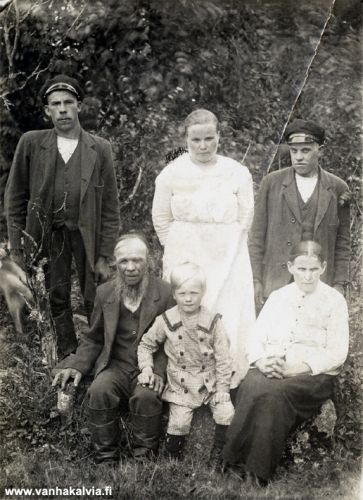 Ullavan Ämmäset
Jukka Hakalan ottamassa kuvassa Matti ja Iida Ämmänen sekä lapset: Matti, Iida-Armia ja Kalle. Iidan ja Matin välissä tyttären poika Olavi. Ämmänen on Penttilän numeron torppa ja löytyy JK II sivuilta 401-402 (Ämmänen 5).
Matti Ämmänen = Matti Matinp. Björkbacka (s. 9.4.1850).
Iida Sofia Ämmänen (o.s. Eteläperä, 15.02.1863 - 05.05.1929).
Jukka Hakalan vaimo Laura (o.s. Koivu) on Matti Ämmälän sisaren tytär (Björkbacka 2)
Keywords: Ämmänen Hakala