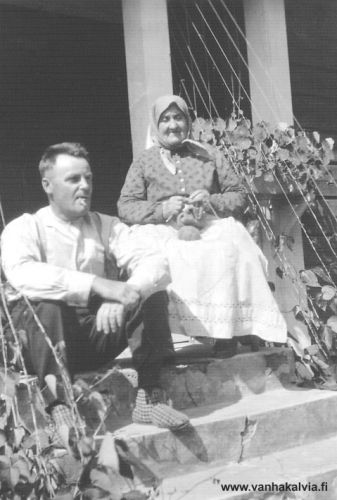 Äiti ja poika
Otto Kaijalainen (s. 1890) äitinsä Annan (s. Tikanoja) kanssa.  Otto oli Kaijalaisen suurperheen neljänneksi vanhin poika. Kaikkiaan perheessä oli 17 lasta.
Keywords: Kaijalainen Tikanoja 