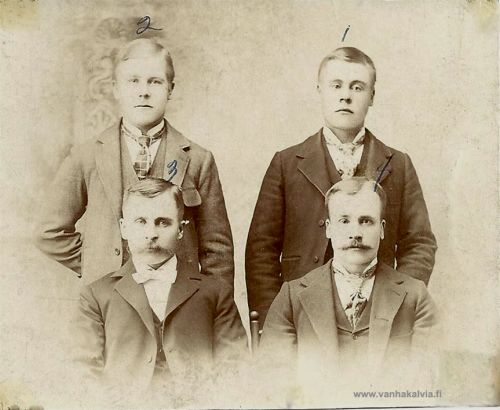Antti, Alfred, Matti ja Juho Rytilampi
Yhteiskuvassa on Rytilammen perheen seitsemästä Amerikan siirtolaisesta neljä (Rytilampi 1), 
Numero 1 saattaisi olla Alfred (s. 2.6.1874 Kälviä - k. 16.2.1913, Montana, USA). Hän lähti Amerikkaan vuonna 1893 ja avioitui 22.9.1900 Ida Johanna Heikintytär Mehtälän kanssa. Ida Johanna oli kotoisin Nivalasta. Pariskunnalle syntyi kolme lasta, Wayne, Aileen ja Elmer eli Luke. Perhe käytti sukunimeä Lampe. Asuinpaikka oli Belt, Montana, USA.
Numero 2 on mahdollisesti Kalle eli Charles Lampi (s. 15.4.1877 Kälviä - k. 19.8.1940 Mendocino County, California). Kalle avioitui Michiganissa 26.8.1899 Kaisa Lovisa Pajalan kanssa (s. 28.8.1876 Kälviä -  k. 2.10.1939, California, USA, Pajala 31). Heille syntyi lapset Alli, Ethel, Elmer sekä esikoinen Kalle Sigfrid, joka kuoli parivuotiaana. Perhe asui aluksi Michiganissa, mutta vuonna 1920 he pitävät ravintolaa Oregonin Portlandissa. Vuonna 1930 asuinpaikka on Kalifornia, josta on hankittu hedelmäfarmi. Kalle käytti aluksi sukunimeä Mattson, myöhemmin nimeksi tuli Lampi.
Numero 3 on ehkä Matti eli Matt Lampi (5.8.1869 Kälviä, k. 20.11.1943 Butte, Montana, USA). Hän lähti matkaan vuonna 1889 eikä palannut Suomeen. Matti pysytteli poikamiehenä. Ammatiltaan hän oli leipuri ja piti leipomoa Butten kaupungissa vielä vuonna 1940. 
Numero 4 on luultavasti Matin kaksoisveli Juho (s. 5.8.1869 - k. 21.4.1922 Kälviä). Juho kävi Amerikassa pariin otteeseen, mutta palasi pysyvästi Kälviälle. Vuonna 1899 hän meni naimisiin Brita Johanna Koskenkankaan kanssa. Nelilapsinen perhe asui Tuomisalon torpassa ja Juho tunnettiin Tuomisalon Jannena (Tuomisalo 3).

Keywords: Rytilampi Lampe Mehtälä Nivala Lampi Mattson Butte Montana Pajala Michigan Portland Oregon Mendocino California USA Koskenkangas Tuomisalo 