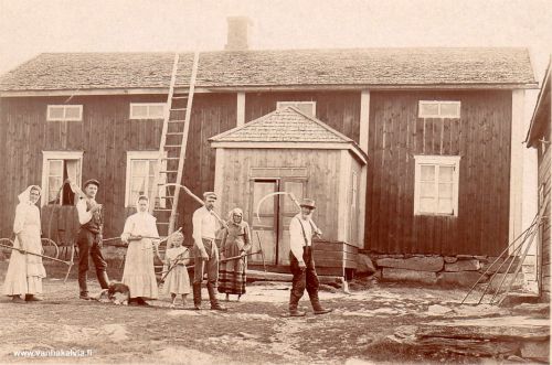 Niitulle lähdössä
Kuvassa on Antti Elianpoika Läntäsalon (1844-1918) ja Anna-Liisa Antintytär Tikkasen (1838-1913) perhettä (Hilli 18). Perhe käytti sukunimeä Salo.

Oikealla vanha isäntä Antti Salo, Anna-Liisa, Antti (vanhempi pojista, s. 1877), Esteri (nuoremman Aatu-pojan tytär Ester Maria, s. 1906) ja Antin vaimo Briita (os. Ruokoja). Sitten Vihtori Hakulinen ja vasemmalla piikana talossa ollut Elmiina Tikkanen. 

Aatu (Adolf) Salo lähti Amerikkaan 1901. Siellä hän avioitui Helmi Maria Möttösen kanssa ja Ester Maria syntyi Alaskassa 22.4.1906. Vaimo karkasi, Ester jäi isälleen ja nämä palasivat Kälviälle vuonna 1910. Aatu kihlautui Minna Pirttisalon kanssa ja syksyllä 1911 he lähtivät Amerikkaan ja sieltä edelleen Johannesburgiin, Etelä-Afrikkaan. Sieltä he palasivat kahden lapsensa kanssa Kälviälle 1915. 

Kuva on todennäköisesti otettu kesällä 1912.

Keywords: Hilli Läntäsalo Salo Tikkanen Ruokoja Hakulinen Möttönen Pirttisalo USA Alaska Johannesburg Afrikka 