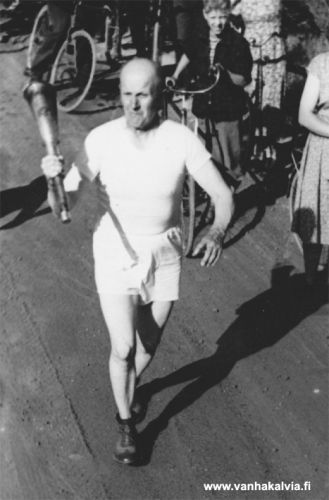 Olympiasoihdun kuljettajat
Kälviäläiset urheilijat pääsivät kuljettamaan Helsingin olympialaisten olympiatulta kesällä 1952. Kuvassa Arvo Marttila (s. 10.6.1896), Kälviän Tarmo. Arvo Marttila oli entinen Tarmon johtokunnan jäsen, seuran pitkäaikainen toimitsija ja vakituinen kellomies useiden vuosikymmenien ajan. Hän kuului Tarmon ensimmäiseen voimistelujoukkueeseen. (Marttila 22)


Keywords: Marttila