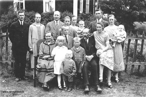 Asujan väkeä
Takana vas. Väinö Asujamaa, Emma (s. Riihimäki), Toivo Asujamaa, välissä Into Asujamaa, Julia (s. Riihimäki) sylissään Mauno Asujamaa, Ilmari Asujamaa, oik. Meeri Asujamaa (s. Kuusisto) sylissään Eila Asujamaa (m. Karhula).
Edessä vas. Lovisa Asujamaa (1868-1937, s. Hakala), Anni (m. Tervo), Annin takana Paavo Asujamaa, Olavi Asujamaa, Antti Asujamaa (1865-1933), Tyyne Asujamaa (m. Kippo), edessä Esko Asujamaa.
Ilmari Asujamaa toimi Kälviän suojeluskunnan paikallispäällikkönä 1922-32 sekä aluepäällikön sijaisena. Vuonna 1937 Ilmari lähti Australiaan. Asuinpaikkoja siellä olivat Brisbane ja Tully. Työpaikat olivat tupakka- ja sokerifarmeilla. Sodan jälkeen Ilmari Asujamaa toimi lentokonemekaanikkona Darwinissa. Siellä hän kuoli 25.6.1965.



Keywords: Asujamaa Riihimäki Kuusisto Hakala Tervo Kippo Darwin Tully Brisbane Australia