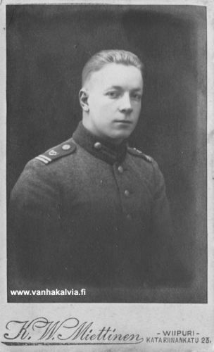 Toivo Asujamaa
Kuvassa on Toivo Asujamaa (s. 1893, Asujamaa 24), joka avioitui vuonna 1916 Ida Julia Riihimäen (s. 1896, Riihimäki 13) kanssa. Kuva on otettu Viipurissa, varmaankin asevelvollisuutta suoritettaessa.
Keywords: Asujamaa Riihimäki