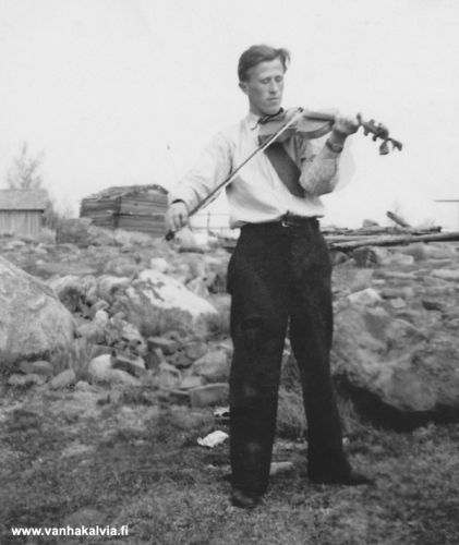 Aulis Uusimäki soittaa viulua 
Pelimannimusiikkia kuultiin ehkä Krunnissa tai jossain toisessa nuorison suosimassa ajanviettopaikassa. Soittajana Aulis Uusimäki (Uusimäki 2) ja ajankohta 1950-luvulla.
Keywords: Uusimäki