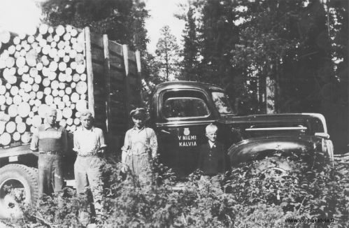 Autoilija Yrjö Niemi
Autoilija Yrjö Niemi ja oikealla poikansa Keijo. Vasemmalla veljekset Pentti ja Martti Niemi. Kuva otettu Kiuruvedellä 1948. (Rimpioja 19)
Keywords: Niemi 