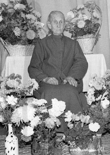 Brita Johanna Suvanto o.s. Vuolle 100 vuotta
Kuvassa  on Brita Johanna Suvanto o.s. Vuollet, s. 01.11.1862 Kälviä, Jokikylä, k 9.12.1964 Toholampi. Brita Johanna vihittiin  24.6.1895 Toholammilla Kalle Kustaa Suvannon (ent. Riutta) kanssa. Kalle Kustaa Suvanto s. 4.12.1858 Toholampi, k. 6.6.1910 Toholampi. Kuva on otettu Brita Johannan 100-vuotissyntymäpäivillä. Vielä viimeisinä vuosinaan hän kävi säännöllisesti kävelemässä joen rannalla. Maahan oli muodostunut mustaa jäätä, jonka vuoksi Priita kaatui ja hänen lonkkansa murtui. Hän ei toipunut enää siitä, vaan kuoli vähän yli 102-vuotiaana joulukuussa 1964. (Vuolle 21)


Keywords: Vuollet Vuolle Suvanto Toholampi