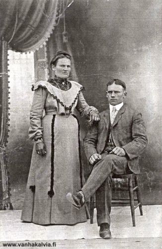 Bertha ja Abram Pohjonen-Erickson 1891  
Vihkikuvassa Abram Abraminpoika Pohjonen (05.05.1862 Kälviä - 23.12.1933 Delake, Oregon, USA) ja Riitta (Brita, Bertha) Kotila (03.10.1870 Utajärvi, Sotkajärvi -  24.05.1931 Delake, Oregon, USA). Pariskunnan hääpäivä on ollut 02.05.1891 ja kuva on luultavasti otettu Minnesotassa.  

Abrahamin kotipaikka oli Pohjosen mäkituvassa Passojalla. Hän lähti Amerikkaan vuonna 1888 ja hänen ainoa aikuiseksi elänyt sisarensa Aleksandra seurasi häntä uuteen maahan parin vuoden kuluttua.

Abram työskenteli aluksi kaivoksissa Minnesotassa ja Wyomingissa (Sweetwater Mine). Asuinpaikkoja Minnesotassa olivat Wadena ja Virginia. Perhe kävi myös Suomessa 1901-1902 ja Matti-niminen poika syntyi Kälviällä. Kesällä 1902 perhe palasi Wyomingiin. Vuonna 1905 Bertha ja Abram nousivat lastensa Hildan (1893-1974) ja Matin (1901-1972) kanssa junaan ja asettuivat asumaan Oregoniin North Lincolnin piirikuntaan. Perheen ensimmäinen koti oli pärekattoinen, puolitoistakerroksinen hirsitalo. He pystyttivät sen lähelle pientä puroa, jota sen jälkeen kutsuttiin Erickson Creekiksi (Ericksonin virta). Talon lähelle he perustivat vesivoimalla toimivan pärehöylän/sahan. Nuorimmat lapset  Pearl (1908-1922) ja Anna (1911-1944) syntyivät Oregonissa. 


Keywords: Passoja Pohjonen Erickson Kotila Utajärvi Sotkajärvi Delake Lincoln Oregon USA Minnesota Wadena Virginia Wyoming Sweetwater 