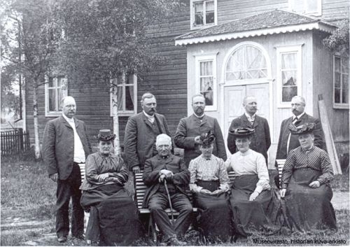 Rovasti Lars Magnus Castrenin ja Brita Kristina Amalia Snellmanin lapset vuonna 1905
Seis. vas. Edvin 1864-1907, varatuomari; Matti 1860-1910, Muolaan kappalainen; Gideon 1862-1915, Hammarlandin kirkkoherra; Efer 1858-1913, Haminan tullinhoitaja (lahjoitti Kälviän kirjastolle 2000 mk sekä kirjoja); Lars Micha (Miika) 1866-1926, Ruoveden piirilääkäri. Istumassa vas. Matilda 1845-1930;  Adolf Adi 1846-1905, Tyrnävän kirkkoherra; Johanna 1850-1925; Lydia 1852-1937 ja Maria 1856-?.

Keywords: Castren Snellman Kumpula