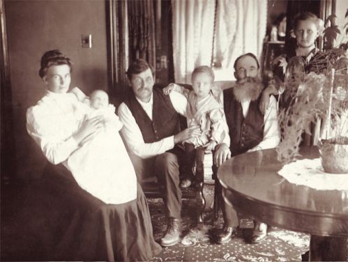 Kalle Haapalakson perhe - Charlie Lakso family 1909
Aikuiset - Adults: Mary (Walitalo) Lakso, Charlie Lakso (Kalle Haapalakso), Mr. Walitalo (Mary's father)
Lapset - Children:  Ida Lakso (s. 1909), Eddie Lakso (s. 1906), Hilma Lakso (s. 1898, Hilman äiti oli Mary Pernula, Kallen ensimmäinen vaimo - Hilma's mother was Mary Pernula, Charlie's first wife).
Kuva on otettu Hancockissa, Michiganissa vuonna 1909.

Kalle Haapalakso (s. 1872) oli Leander Haapalakson velipuoli (Haapalakso 2). Leander lähetti matkarahat ja Kalle lähti Minnesotaan, New York Millsiin, vuonna 1888. Charles Lakso toimi talonrakentajana ja hänellä oli urakoita sekä New York Millsissä että ympäristössä, mutta myös Minneapoliksessa, Michiganissa ja Chicagossa, jonne hän myöhemmin asettui asumaan. 

Hän avioitui Mary Josephine Pernulan kanssa vuonna 1895. Mary Lakso kuoli kuoli vuonna 1900 ja Charles avioitui Mary Johanna Walitalon kanssa vuonna 1902. Heille syntyi viisi lasta. 


Keywords: Haapalakso Lakso Walitalo Pernula Hancock Michigan NewYorkMills Minnesota 