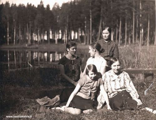 Edla Porkola (?) ystävineen
Edla Porkola ( 1895-1969, Porkola 23) näyttäisi olevan kuvassa taaimmaisena. Muiden tyttöjen nimet eivät ole tiedossa. Jos tiedät jotain kuvasta, lähettäisitkö viestin Vanhan Kälviän sähköpostiin. Kiitos avustasi.
Keywords: Porkola