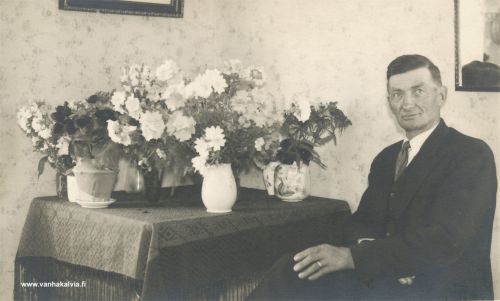 Pirskerin Eemi
Kuva esittää Emil Kinnaria, josta puhuttiin Pirskerin Eeminä (1892-1970, Kinnari 30). Kuva lienee otettu pyöreitten vuosien kunniaksi.


Keywords: Kinnari 