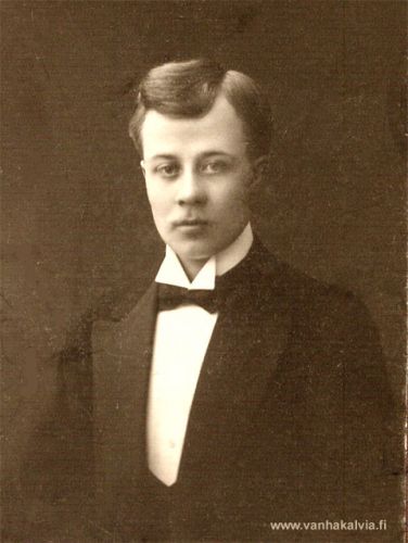 Emil Rytikangas
Matti Eemil Rytikangas (s. 1886 Kälviä, k. 1967 Vaasa) perusti kodin Vaasaan. Vaimo oli Maria (Maiju) Katariina s. Rantala (s. 1898 Ilmajoki, k. 1979 Vaasa). Perheeseen syntyi viisi lasta, joista neljä varttui aikuisiksi: Kaija s. 1924 (Puolanne); Risto s. 1926, k. 1929; Ritva s. 1928 (Karppinen); Markku s. 1931.
Rytikangas teki elämäntyönsä konttoripäällikkönä Lassila & Tikanojan tukkuliikkeessä Vaasassa. Lassila & Tikanoja oli aikoinaan Pohjoismaiden suurin yksityinen tukkuliike. 
Markku Rytikankaan perheen kautta Kälviällä paikannimenä tunnettu Rytikangas jatkuu edelleen sukunimenä. Sukunimi on suojattu. (Rytikangas 5)

Keywords: Rytikangas Lassila Tikanoja Rantala Ilmajoki Puolanne Karppinen 