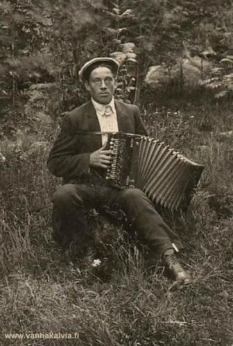 Eeti ja haitari
Haitaria soittelee Eeti Järvi (1892-1967, Järvi 27).
Keywords: Järvi