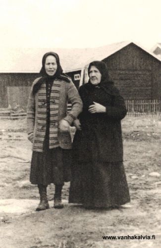 Edla Tuomaala ja äiti
Kuvan takana on teksti: "Eetla Tuomaala (Tikanoja) sekä äiti (Mamma). Terveisiä Senjalle! Eevi."

Kuvassa on todennäköisesti Edla Juhontytär Tikanoja (o.s. Uusitalo, 1876-1945, Tikanoja 16) anoppinsa tai äitinsä kanssa. Anoppi oli Anna Sofia Juhont. Palo (1834-1933, Tikanoja 11), kotoisin Alavetelistä. Edlan äiti oli Maria Sofia Matintytär Uusitalo (s. Kangas, 1838-1914, Uusitalo 17).  Tarkkaa tietoa kuvausajankohdasta ei ole, mutta hameen pituudesta päätellen kuva on otettu  1920-luvulla, jolloin Mamma sopisi olemaan Anna Sofia. Juuret Kälviällä -kirjan mukaan Edlalla oli tytär Eevi. Olisiko hän kuvan lähettäjä?
Edla Tikanoja näyttää olevan samoissa vaatteissa myös kuvassa "Hautajaisväki". Kyseessä ovat luultavasti Jooseppi Miekkojan (Uusitalo 21) hautajaisiset huhtikuussa vuonna 1929, joten Eetlan ja Mamman kuva lienee otettu myös tuolloin.




Keywords: Tikanoja Uusitalo Kangas Palo Alaveteli Nedervetil