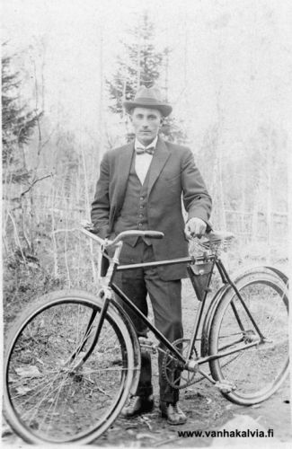 Eemi Riihimäki
Kuvassa näyttäisi olevan Emil Riihimäki (s. 1893, Riihimäki 13). Hänet on ikuistettu metsämaisemassa pyöränsä kanssa. Ensimmäisen maailmansodan aikana 1914-1918 polkupyörien käyttöä varten tarvittiin nimismiehen antama ajolupa. Kuva saattaa olla otettu tätä tarkoitusta varten.
Keywords: Riihimäki