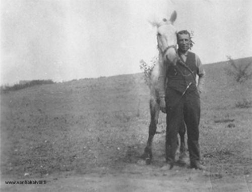Eetu Mansikkamäki
Kuva on mahdollisesti otettu Eetun Amerikan reissun aikoihin, joka ajoittui vuosien 1923-1924 välille. Eetu oli kotoisin Riihimäestä - käläviläisittäin Rihimäestä - ja meni vävyksi Maajärvelle. Sieltä Eetu ja Ida Mansikkamäen perhe muutti Syväjärvelle. (Riihimäki 13, Syväjärvi 18)
Keywords: Mansikkamäki Riihimäki Maajärvi