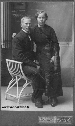 Efer ja Hildur Harju 
Kuvassa Matti Eeferi Abrahaminpoika Harju (1889-1977, Harju 23) ja Hilma Hildegard Kallentytär Pietilä (1893-1958, Pietilä 27). Kuva näyttäisi olevan kihlakuva tai vihkikuva, jolloin se olisi otettu 1913. Eeferi Harju oli lahjakas juoksija ja hän edusti Suomea Tukholman olympialaisissa 1912. Vuonna 1927 hän lähti töihin Australian sokeriruokofarmeille ja viipyi matkallaan kymmenen vuotta.
Keywords: Harju Pietilä