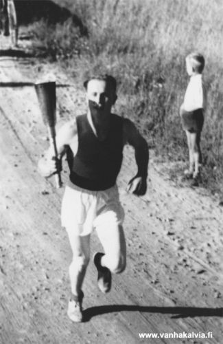 Olympiasoihdun kuljettajat
Kuvassa Eino Salo (s. 29.7.1915), Kälviän Tarmo. Eino Salo toimi Kälviän Tarmon puheenjohtajana vuosina 1946-49. Hänen parhaat urheiluvuotensa osuivat sotavuosille. Eino Salon parhaat lajit olivat pituus ja 200 m. 
Keywords: Salo