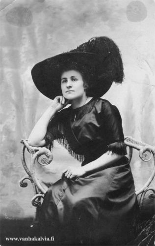 Brita Elina Stark Karkeinen
Kälviän siirtolaiset -kirjasta löytyy vuonna 1871 syntynyt Brita Elina Stark, joka lähti Amerikkaan vuonna 1890. Kuvan tyylikäs leidi on nimeltään Elina Karkeinen ja hän on luultavasti omaa sukua Stark. Asuinpaikkana lienee ollut Minneapolis, Minnesotassa. Vuonna 1922 Elina on käynyt Suomessa. 
Keywords: Stark Karkeinen Minneapolis Minnesota USA