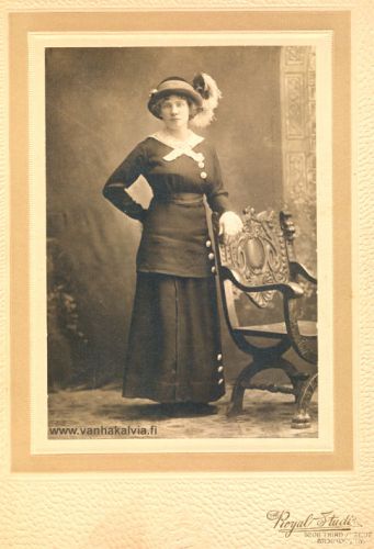 Elina Pietilä Amerikassa
Maria Elina oli vanhin Pietilän (Pietilä 24) sisaruksista, joista viisi lähti Amerikkaan pysyvästi. Elinakin lähti Amerikkaan vuonna 1888, mutta palasi ja meni naimisiin David Pitkälahden (Lahti) kanssa. He asuivat Himangalla. Elina piti ruokalaa sataman työntekijöille ja  tunnetaan vieläkin Himangalla Lahden tätinä.
Keywords: Pietilä Pitkälahti Lahti Himanka USA 