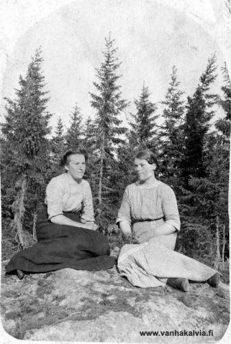 Ellen Riihimäki ja Hilma Rautio
Ellen Riihimäki (o.s. Matinjussi, s. 1892, Matinjussi 19) ja Hilma Rautio (o.s. Järvi, 1887-1976, Rautio 14) olivat parhaat ystävät. Tuntematon kuvaaja on ikuistanut heidät luultavasti 1920-luvulla.
Keywords: Riihimäki Matinjussi Rautio Järvi