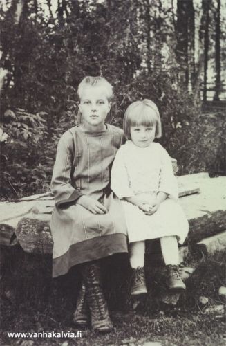 Elma ja Elvi
Rytikankaan tytöt prunnin kannella. Vas. Elma Junkkila s. 1914 (m. Kippo) ja oik. Elvi Junkkila s. 1920 (m. Hankaniemi) (Rytikangas 6). 
Kuva 1920-luvun puolivälistä ja kuvaajana on ollut Jukka Hakala.


Keywords: Rytikangas Junkkila Kippo Hankaniemi 