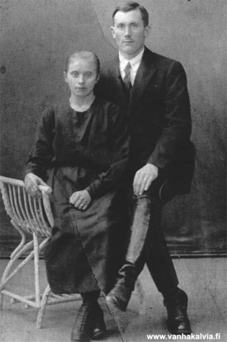 Emil ja Hilma Rytisuo 
Emil Rytisuo (1889-1981, Matinjussi 20) ja Lohtajalta kotoisin oleva Hilma Sofia Hirvi ovat käyneet kihlakuvassa. Heidät vihittiin avioliittoon 27.1.1924. Joulukuussa 1927 Emil lähti Kanadaan ja Hilma seurasi häntä lapsien Lenni Eemeli (s. 1924), Leuno Eelis (s. 1926) ja Leevi Edvin (s. 1928) kanssa vuonna 1930. Kanadassa perheeseen syntyi vielä neljäs lapsi. Asuinpaikkana oli Vancouver ja toimeentulo saatiin kalastuksesta.
Keywords: Rytisuo Suo Matinjussi Lohtaja Hirvi Canada Vancouver Burnaby BritishColumbia