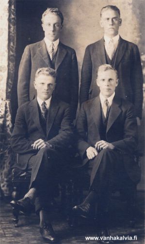 Ensti Järvi Kanadassa
Järvellä oli kaksi Ernst Järveä. Heistä Kallentuvan Ensti  (1899-1966, Järvi 23) lähti Kanadaan vuonna 1923. Hän palasi 1925 ja avioitui Fanny Hakalan kanssa (Hakala 20). Pariskunta asui Kanadassa.
Ylhäällä vas. Ensti Järvi. Muut 3 miestä tuntemattomia. Kuva otettu Vancouverissa Kanadassa. 

Keywords: Järvi Vancouver Canada