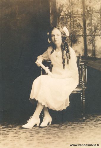 Ester Pietilä vai Ester Morrow?
Milka Ester Pietilä (Pietilä 24) lähti Amerikkaan vuonna 1911. Mauretania-laivan matkustajatiedoissa lukee, että hän on vaaleahiuksinen ja sinisilmäinen. Kuvan tyttö näyttää tummaverisemmältä ja saattaisi olla rippikouluikäinen.
Milka Esterin sisar Hilma oli avioitunut Thomas Morrowin kanssa ja heillä oli n. 1905 syntynyt tytär, jonka nimi oli Esther. Kuvan tyttö saattaisi olla tämä Esther Morrow.
Katso myös kuvaa Pietilän perhe (Ester Pietilä).
Keywords: Pietilä Morrow USA NewYork 