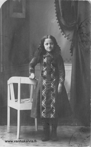 Fanny Matinjussi
Hienoon mekkoon pukeutunut Fanny Julia Matjussi (s. 1903, Matinjussi 19) on käynyt valokuvassa Kokkolassa. Kuvan reunassa näkyy leimoja, joten kuvaa on mahdollisesti tarvittu henkilöllisyystodistukseen. Kuvausajankohta on joka tapauksessa vuoden 1910 tienoilla tai sen jälkeen.
Keywords: Matinjussi