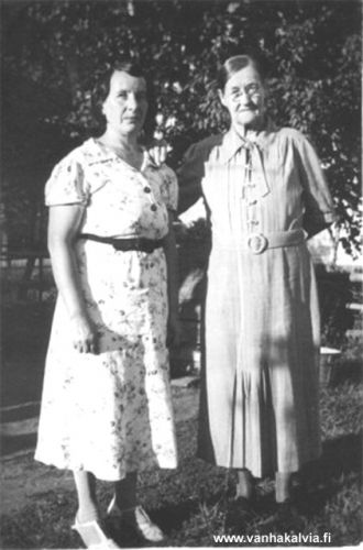 Fanny Karikka - Kantoluoto ja Lovisa Junkkila - Isaacson 
Vasemmalla Fanny Karikka (m. Kantoluoto s. 1899). Fanny meni vuonna 1925 Kanadaan ja asuinpaikaksi tuli Port Arthur (nykyisin Thunder Bay). Siellä hän asui koko ikänsä ja kuoli siellä 1.10.1979.
Oikealla Lovisa Junkkila (m. Isaacson, s. 1867, Junkkila 15). Lovisa meni vuonna 1887 Amerikkaan. Siellä asuinpaikkoina olivat mm. Hibbing ja Virginia Minnesotan osavaltiossa.
Kuva on vuodelta 1940 ja se on otettu Port Arthurissa, Kanadassa.

Keywords: Karikka Kantoluoto Junkkila Isaacson PortArthur ThunderBay Canada Kanada Hibbing Virginia Minnesota USA 