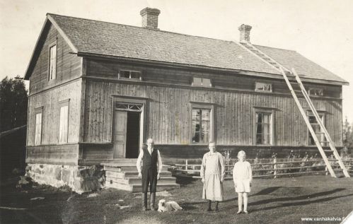 Juho ja Feemia Kippon perhettä
Juho (Johannes) (s. 1882) ja Feemia (Eufemia) (s. 1888) Kippo sekä tytär Hilkka ja koira Rella.  Kuvattu Mansikkamäessä ehkä noin 1930.
Feemia oli omaa sukua Järvi (Järvi 23). Katso myös kuva Järven tyttöjä.


Keywords: Kippo Järvi Mansikkamäki 