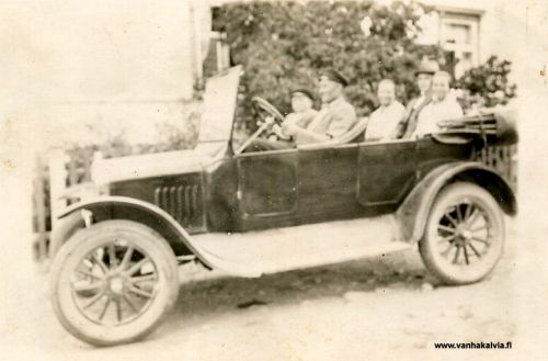 Ridankylän ensimmäinen auto
Ridankylän ensimmäinen auto vm. 1922 Ford. Auton omistivat Herrosen Antintuvan asukkaat. Auton ratissa Fritiof Herronen. Takana istuvat naiset: kauempana Uudentuvan Lempi ja lähempänä Juhontuvan Lempi, molempien sukunimi Herronen. Mukana olevat kaksi miestä tunnistamatta. Kuva otettu 1920-luvun lopulla.


Keywords: Herronen