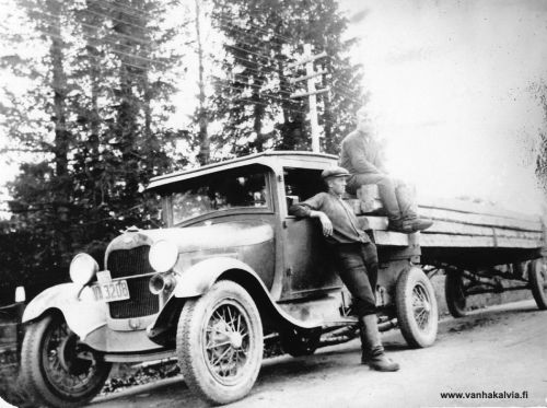 Parrunajossa Fordilla
Kuvan auto on A-Ford ja vuosi 1928. Kuljettajat Huuko Kivelä (istumassa) ja Viljo Hietaharju (nojaa) (Mustikkakangas 5). Auton omistaja oli Rybeck Kokkolasta. Miehet olivat Haapajärvellä parrun ajossa.


Keywords: Kivelä Hietaharju Rybeck 