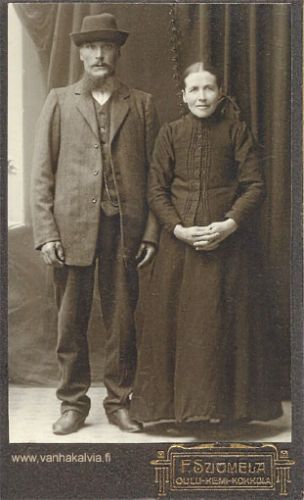 Fredrika ja Jooseppi Kinnari
Fredrika Pelttari (1856-1928) ja Jooseppi Kinnari (1858-1932). Pariskunta meni naimisiin vuonna 1881 ja heille syntyi 9 lasta. Jooseppi oli Amerikassa vuosina 1889-1891. Palattuaan hän osti osuuden Kinnarista.

Keywords: Kinnari Pelttari USA 