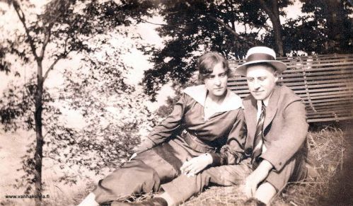 Frida ja Oskar Hannula
Edla Elfrida Kykyri (1895-1931, Kykyri 26) ja aviomiehensä Oskar Hannula. Avioliitto oli solmittu vuonna 1917, mutta kuvausajankohta ei ole tiedossa. Kuvan taakse on kirjoitettu Mrs and Mr Hannula, Cleveland. Väestötietojen mukaan Frida ja Oskar Hannula asuivat New Hampshiren valtiossa USA:n koilliskulmassa. Siellä heillä oli vuoden 1930 tietojen mukaan maitotila Jaffrey-nimisellä paikkakunnalla. Lapsia oli kaksi, Oiva ja Ruth.
Keywords: Kykyri Hannula USA NewHampshire Jaffrey Cleveland