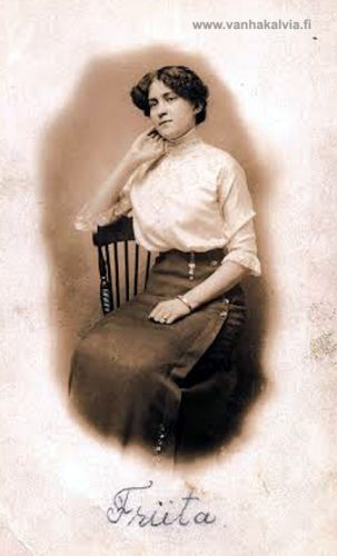 Edla Elfrida Kykyri - Hannula
Friita eli Edla Elfrida Kykyri (Kykyri 26) oli vasta 16-vuotias, kun hän vuonna 1911 matkusti Amerikkaan siskonsa Hilman luo. Vuonna 1917 Friita meni naimisiin Oskar Hannulan kanssa. Perheen asuinpaikka oli vuoden 1930 väestötietojen mukaan Jaffrey New Hampshiren valtiossa USA:n koilliskulmassa. Friita kuoli nuorena, vain 36-vuotiaana Petersboroughin sairaalassa New Hampshiressä vuonna 1931.
Keywords: Kykyri Hannula USA NewHampshire Petersborough Jaffrey