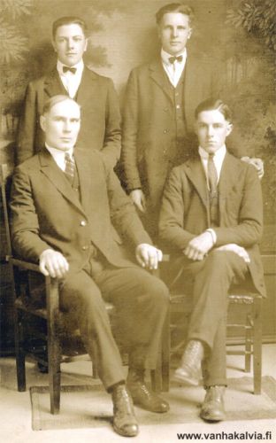 Fritiof Honkala ja kolme tuntematonta
Vasemmalla istuva mies on Fritiof Honkala (1894-1966, Honkala 11).
Muut miehet toistaiseksi tunnistamatta. Jos tunnistat henkilöitä, laittaisitko viestin osoitteeseen outi.jarvi (at) gmail.com. Voit myös ottaa yhteyttä Kälviän kotiseutuyhdistykseen. Kiitos avustasi!


Keywords: Honkala