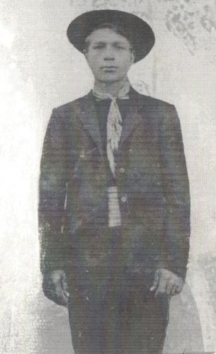 Fritiof Järvi
Kustaa Fritiof Järvi, s. 23.07.1888,  k. 28.09.1910 (Järvi 21). Fritiofin tappoi työmies Emil Heikkilä Viipurissa. Ilman mitään syytä hän löi puukolla Torkkelin puistossa vastaantulevaa Fritiofia. Tämä kuoli sairaalassa. Fritiofin pojat Ennu Kaleva ja Toivo Olavi olivat tuolloin 2 ja alle 1-vuotiaita.
Fritiofin puoliso oli Marianna Järvi o.s. Sjögren, s. 19.03.1887,  k. 16.11.1968. Marianna oli luultavasti kotoisin Viipurista.
Keywords: Järvi Sjögren Viipuri 