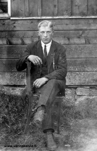 Fritiof Heinoja
Fritiof Heinoja (Heinoja 2) Jukka Hakalan ottamassa kuvassa. Kuva on luultavasti 1920-luvulta ja kuvauspaikka on mahdollisesti Vierukan torppa, jonne Heinojan perhe muutti vuonna 1910. 
Keywords: Heinoja Hakala